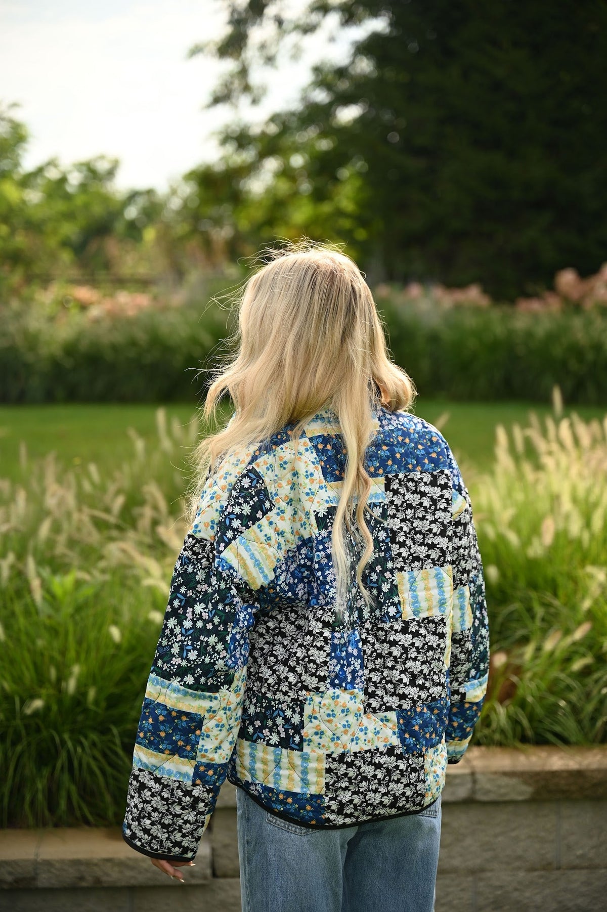 Schwarze Steppjacke mit Blumenmuster