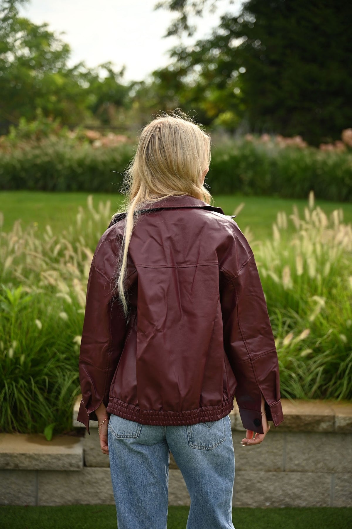 Schwarze Jacke in Lederoptik mit Blumenmuster