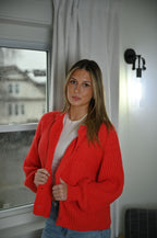 Rote Strickjacke
