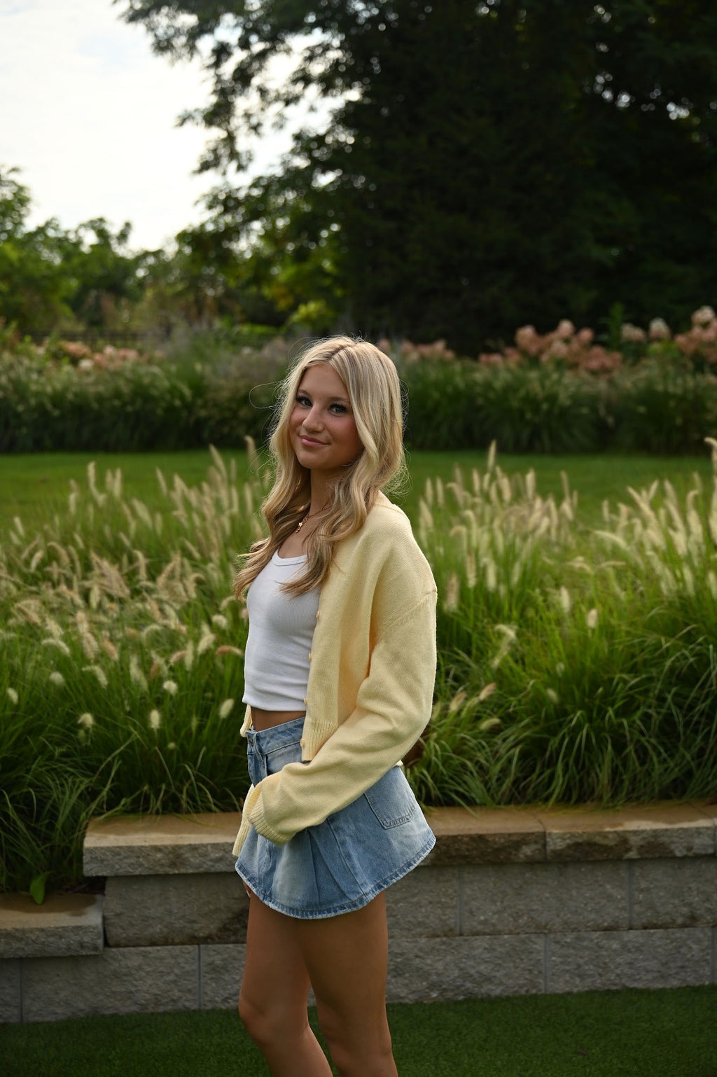 Gelbe Strickjacke