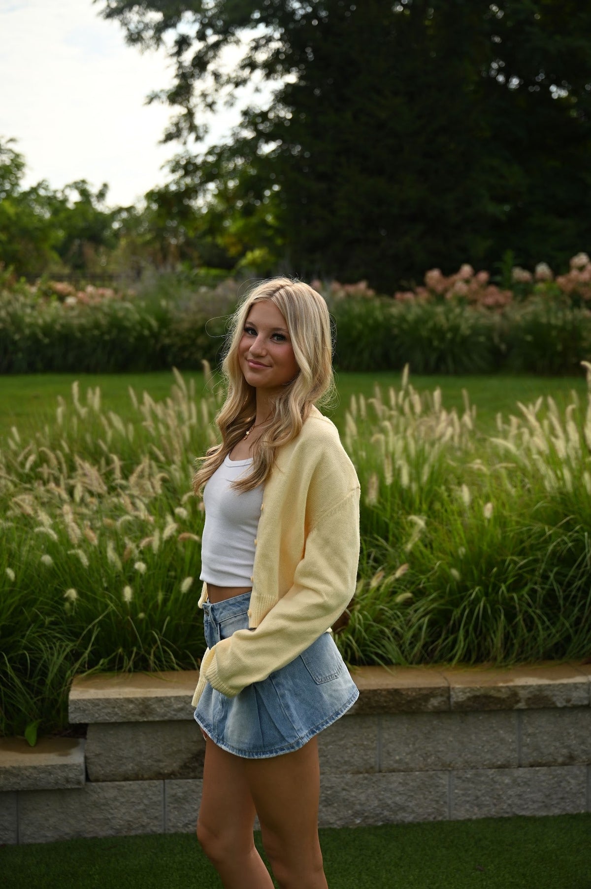 Gelbe Strickjacke