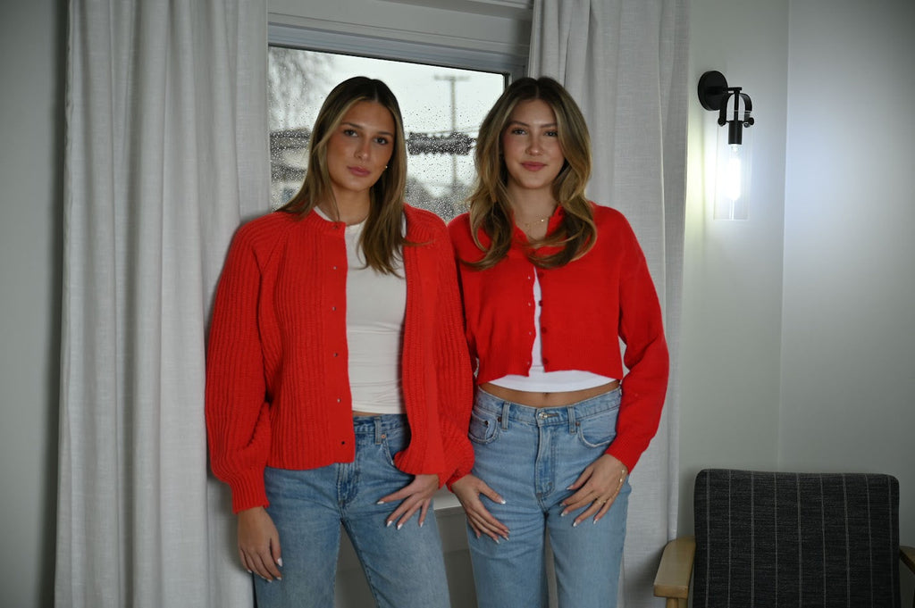 Rote Strickjacke