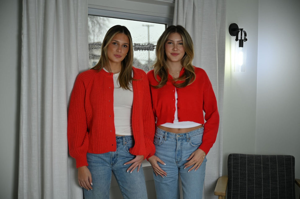 Rote Strickjacke