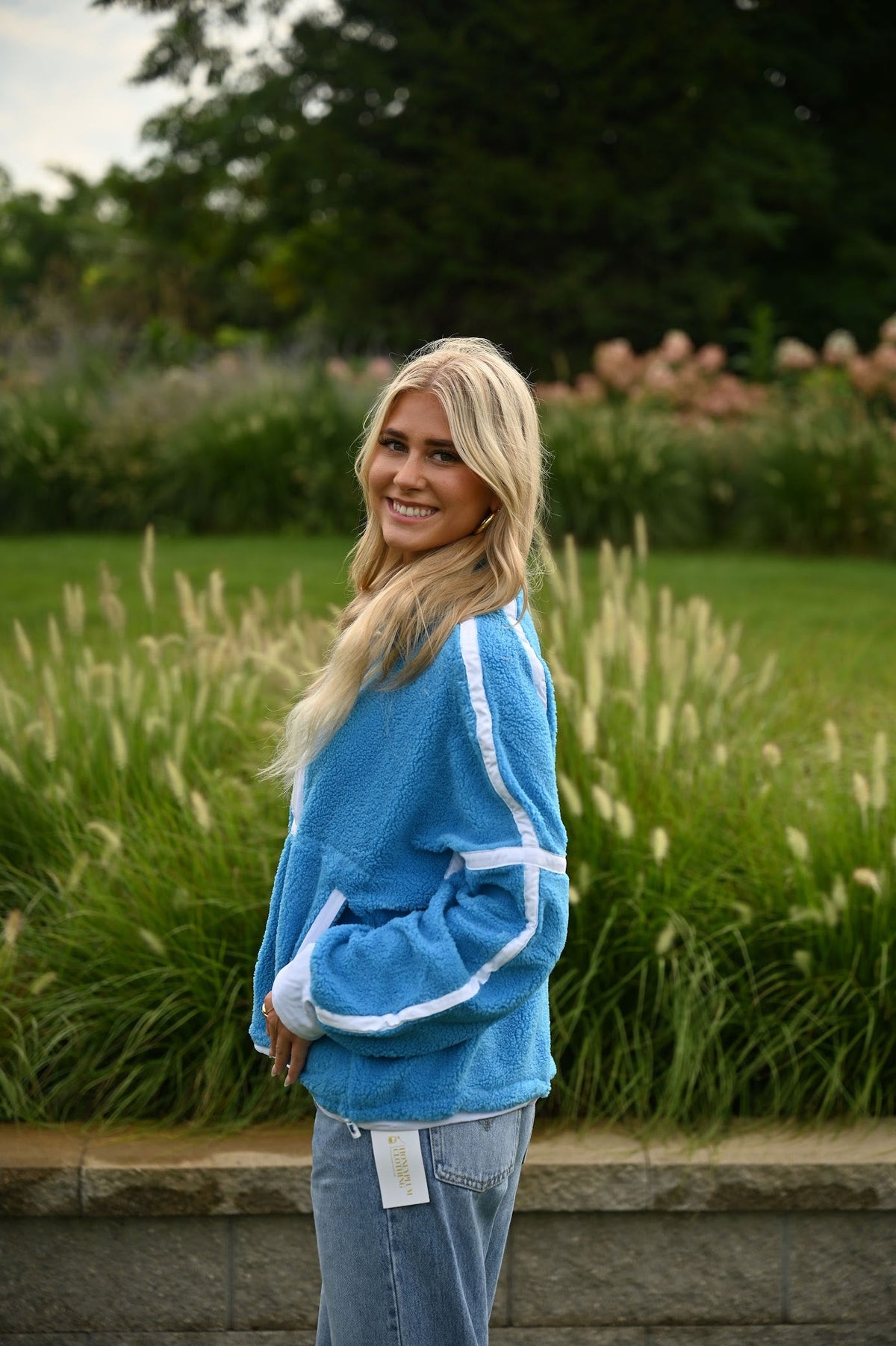 Blauer Pullover mit klassischem Schnitt