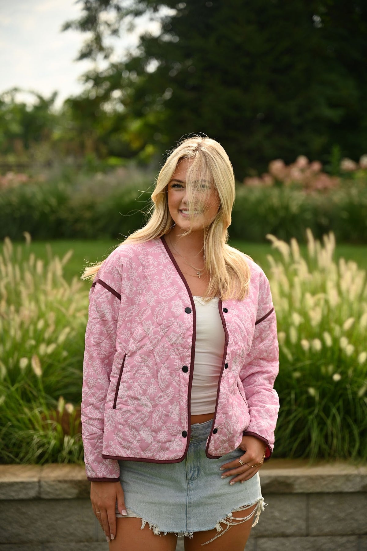 Rosa Steppjacke mit Paisleymuster
