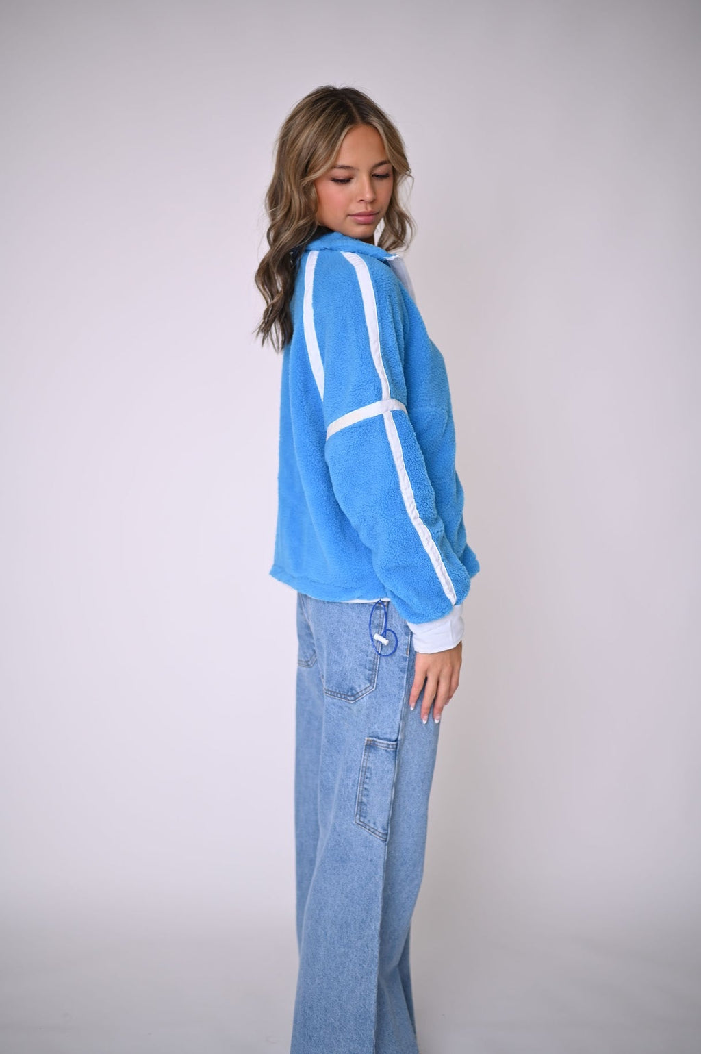 Blauer Pullover mit klassischem Schnitt