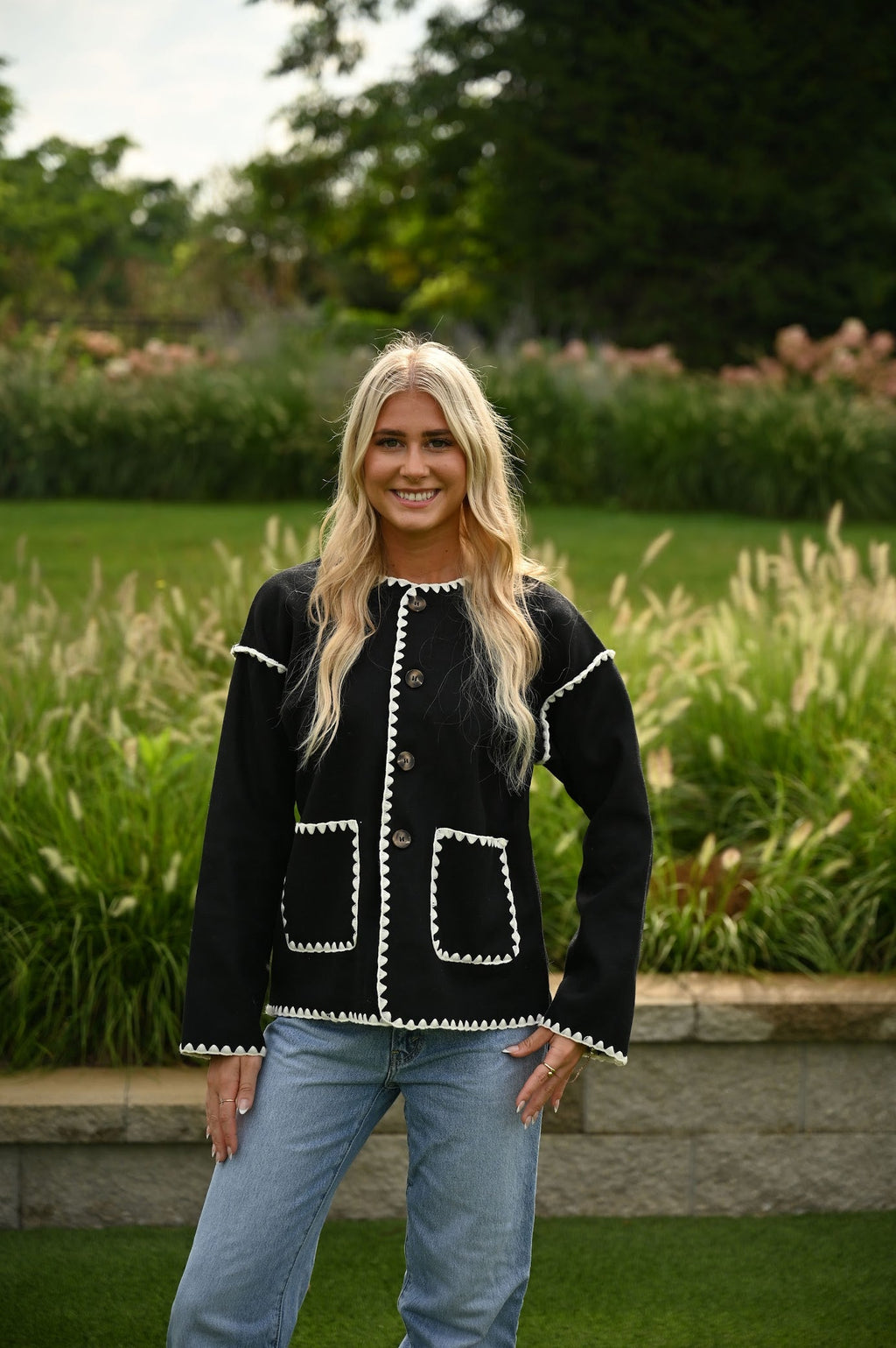 Schwarze Jacke mit floralem Muster
