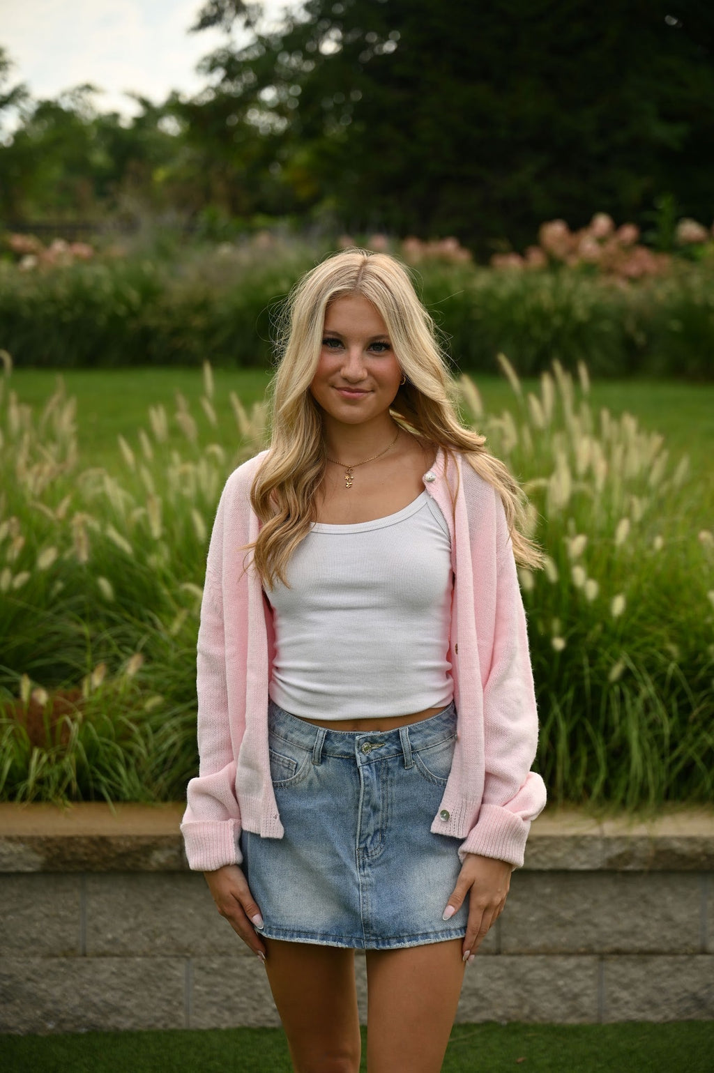 Rosa Strickjacke mit Knopfdetails