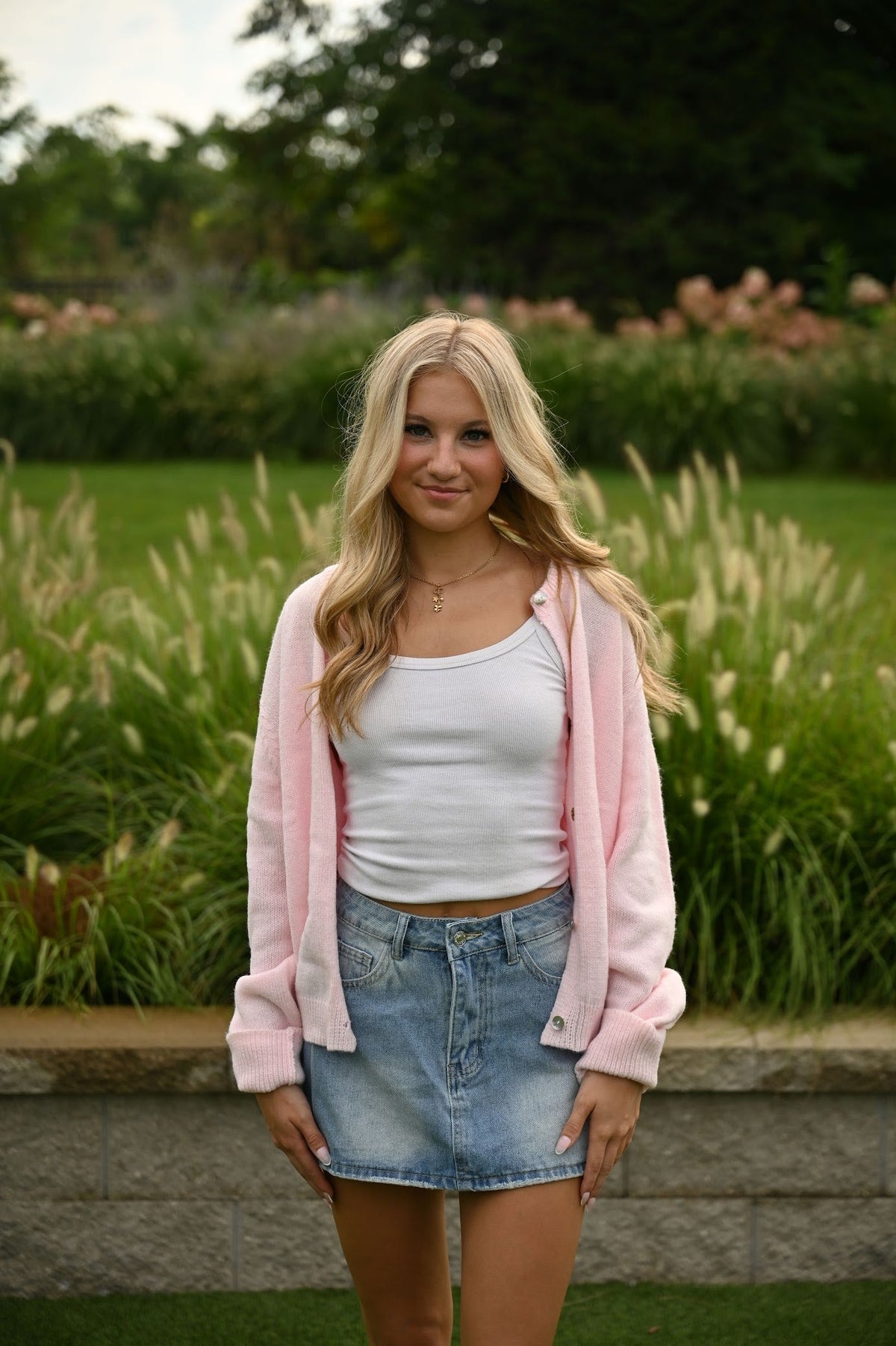 Rosa Strickjacke mit Knopfdetails