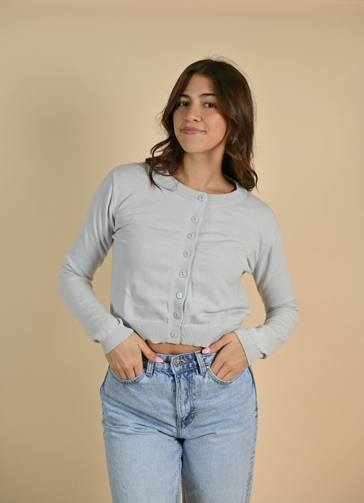 Strickjacke mit Knöpfen in Grau