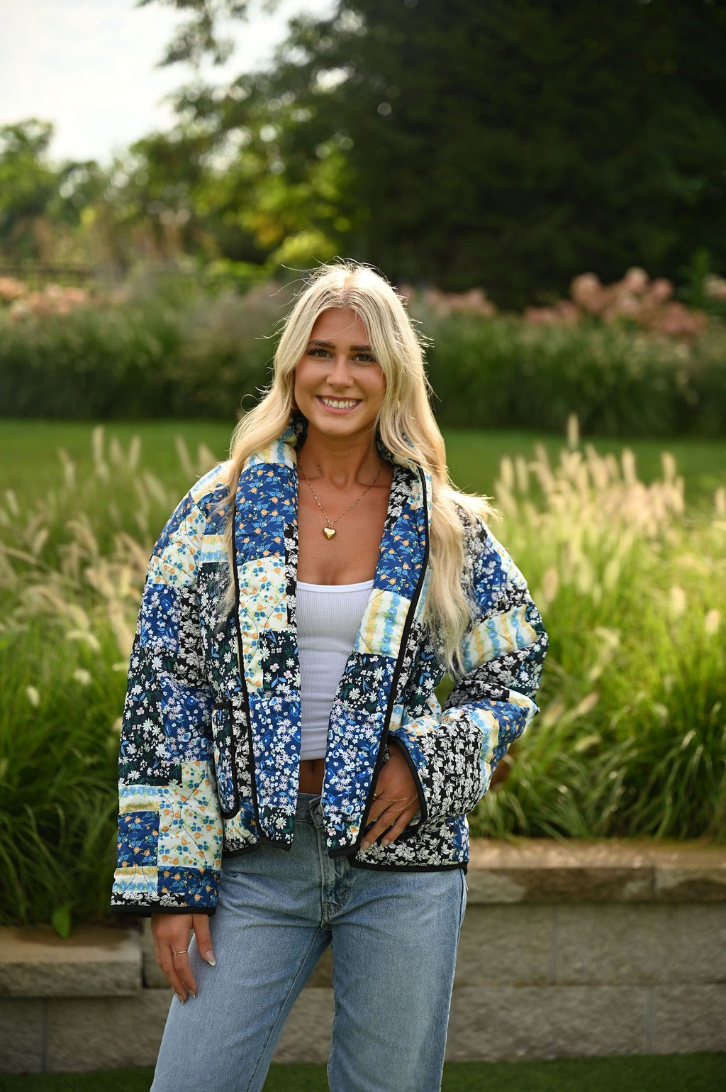 Schwarze Steppjacke mit Blumenmuster