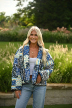 Schwarze Steppjacke mit Blumenmuster