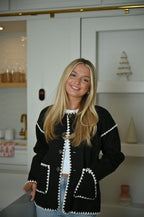 Schwarze Jacke mit floralem Muster