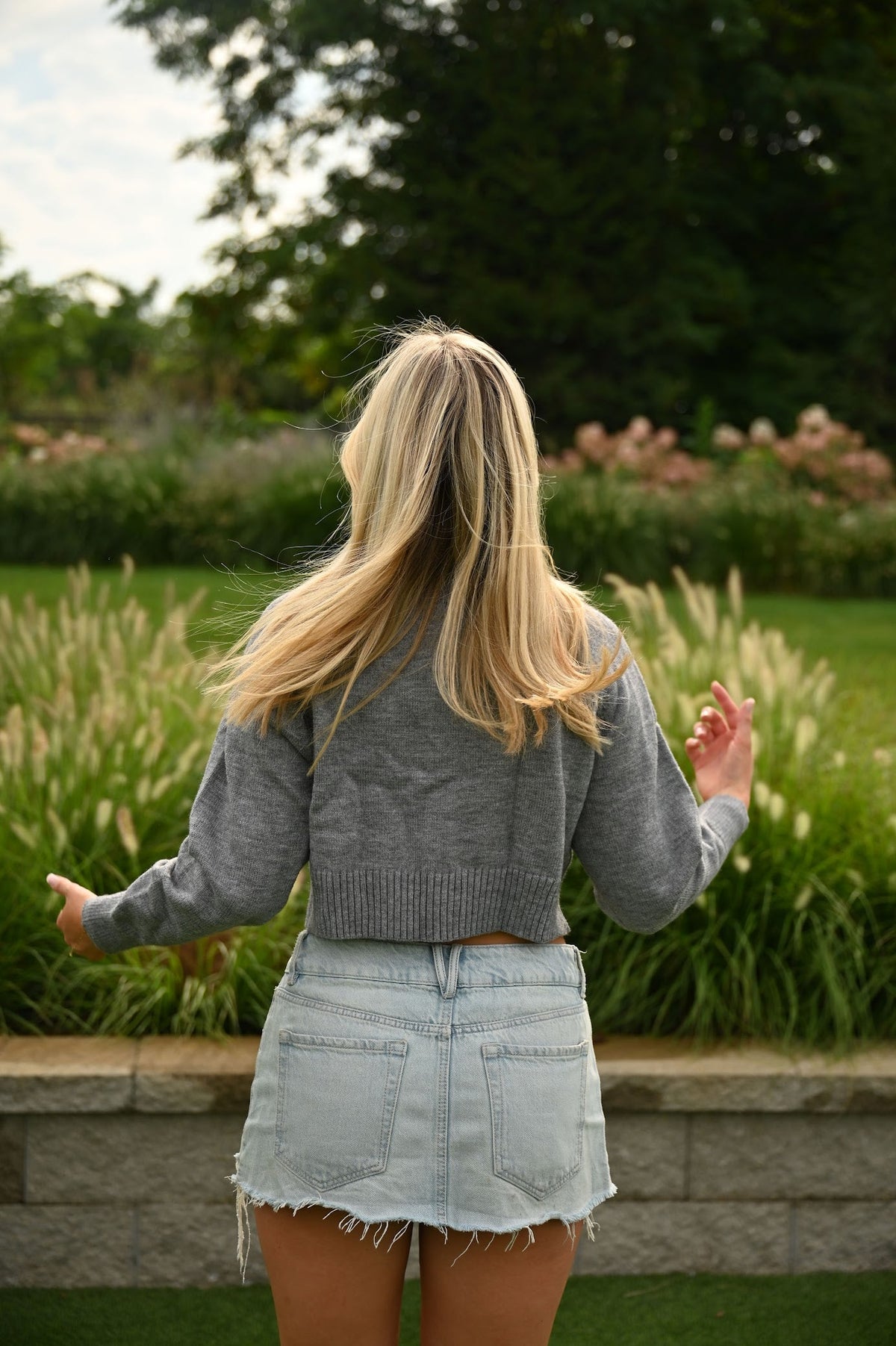 Strickjacke mit Knöpfen in Grau