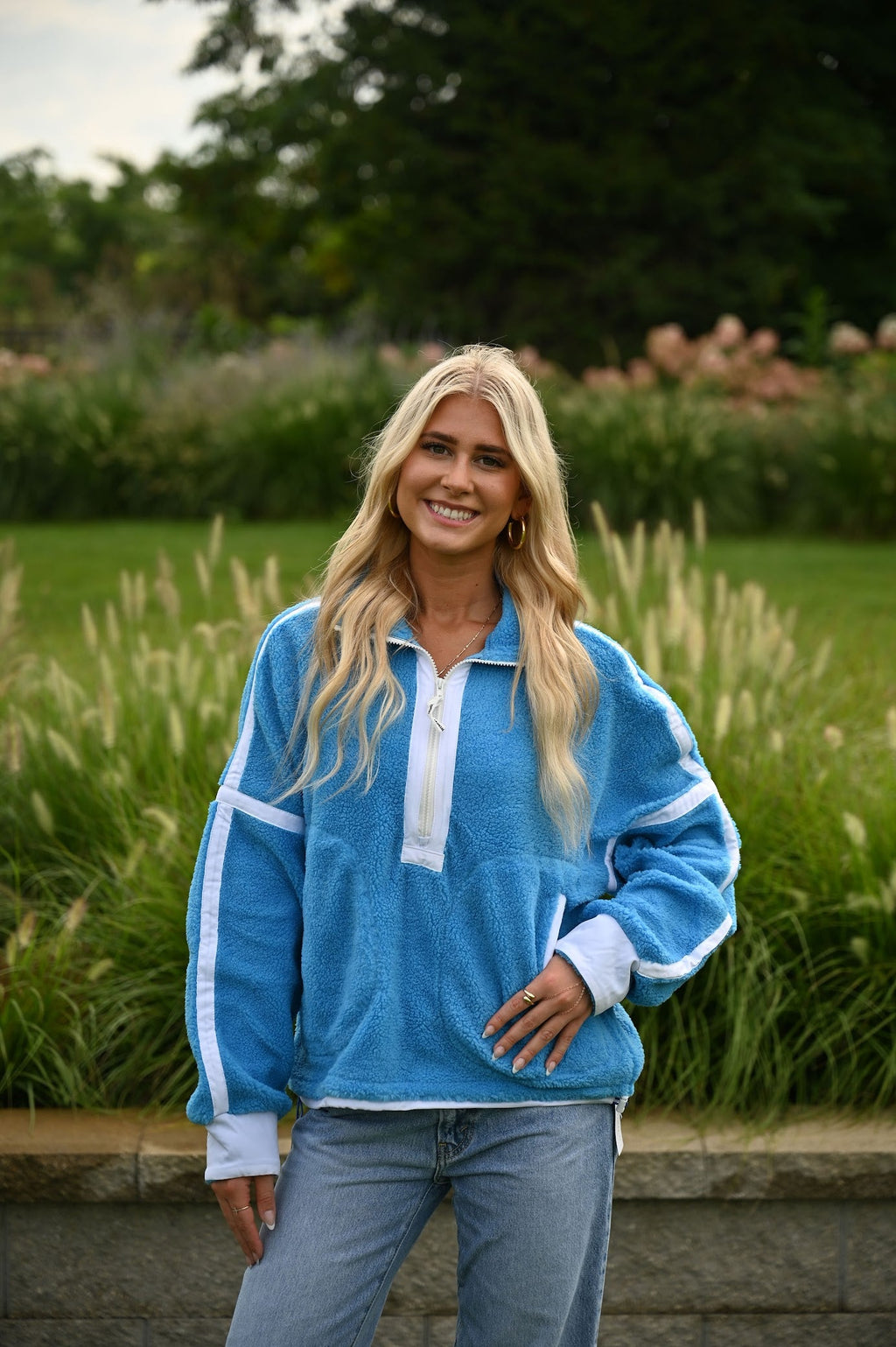 Blauer Pullover mit klassischem Schnitt