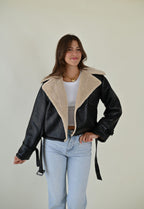Jacke in Lederoptik mit klassischem Schnitt