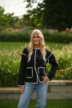 Schwarze Jacke mit floralem Muster