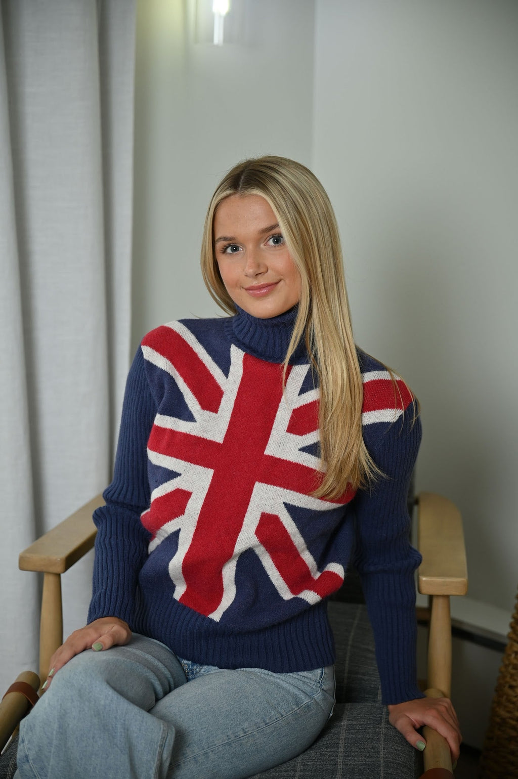 Blauer Strickpullover mit langen Ärmeln