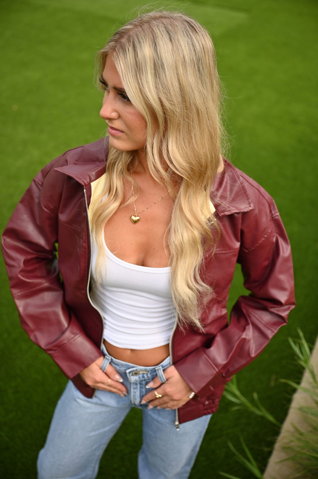 Schwarze Jacke in Lederoptik mit Blumenmuster