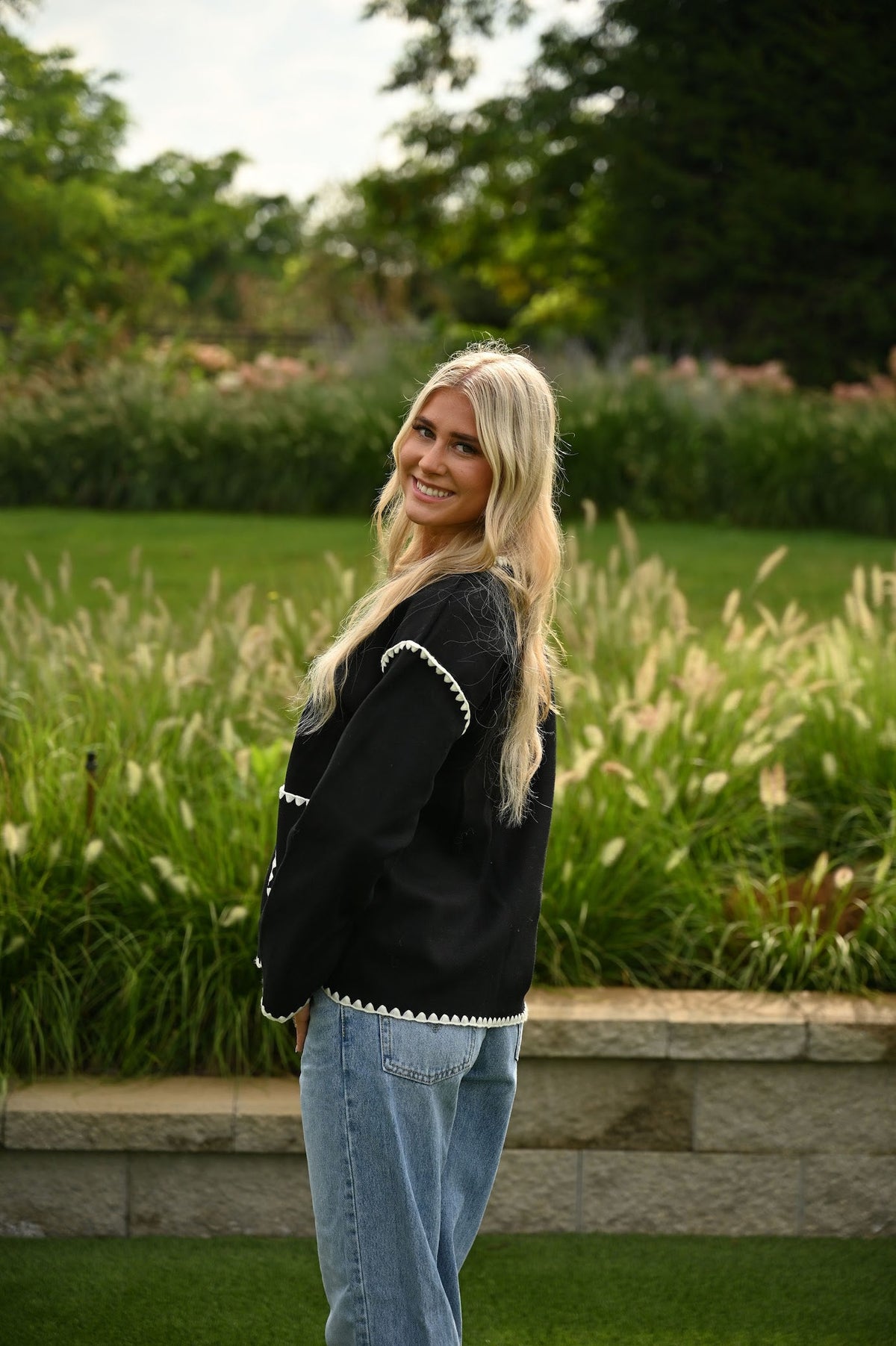 Schwarze Jacke mit floralem Muster