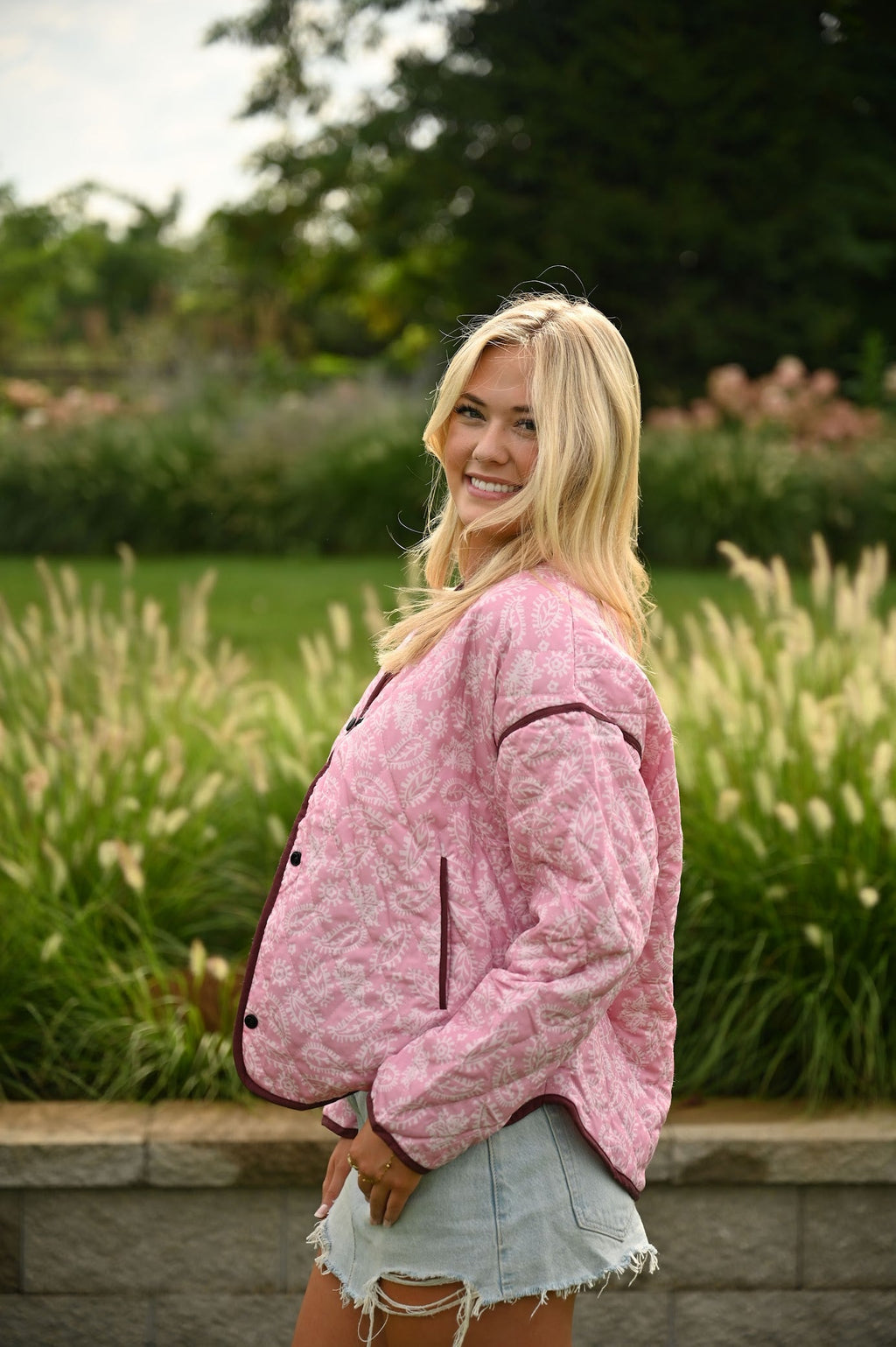 Rosa Steppjacke mit Paisleymuster