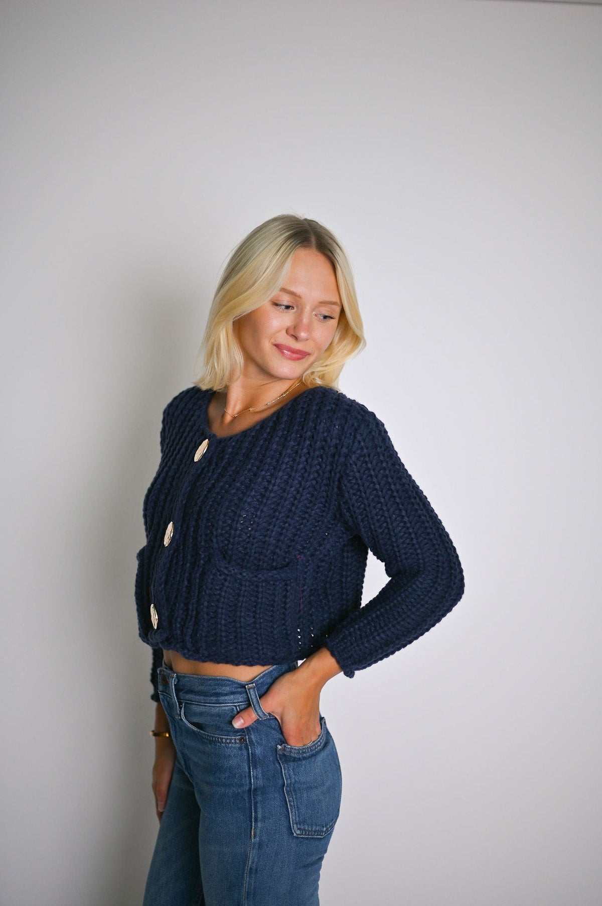 Grobstrickpullover mit Knopfdetails