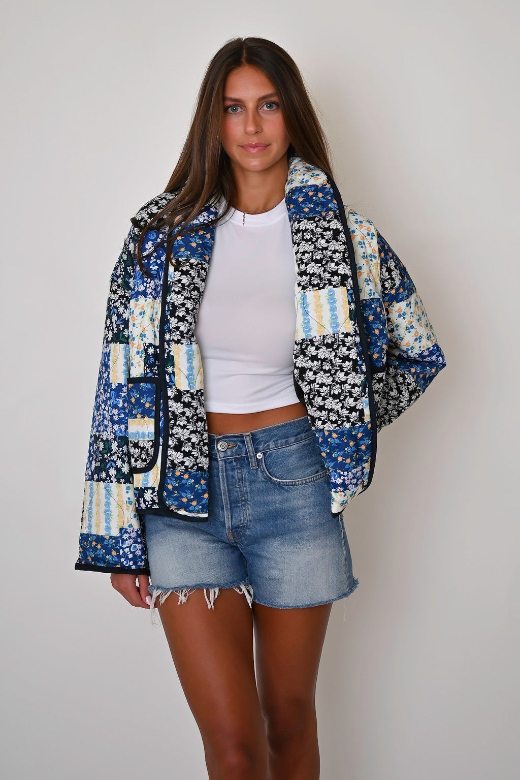 Schwarze Steppjacke mit Blumenmuster