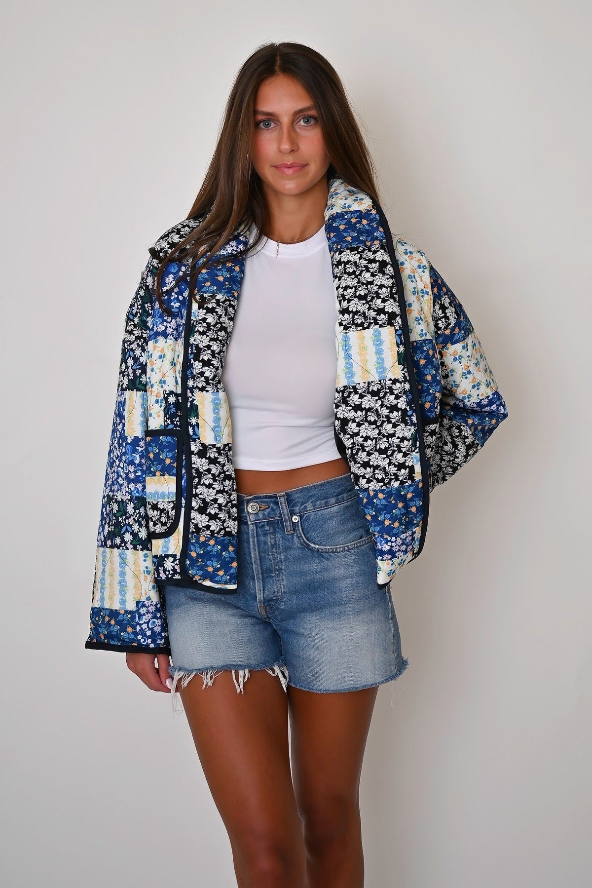 Schwarze Steppjacke mit Blumenmuster