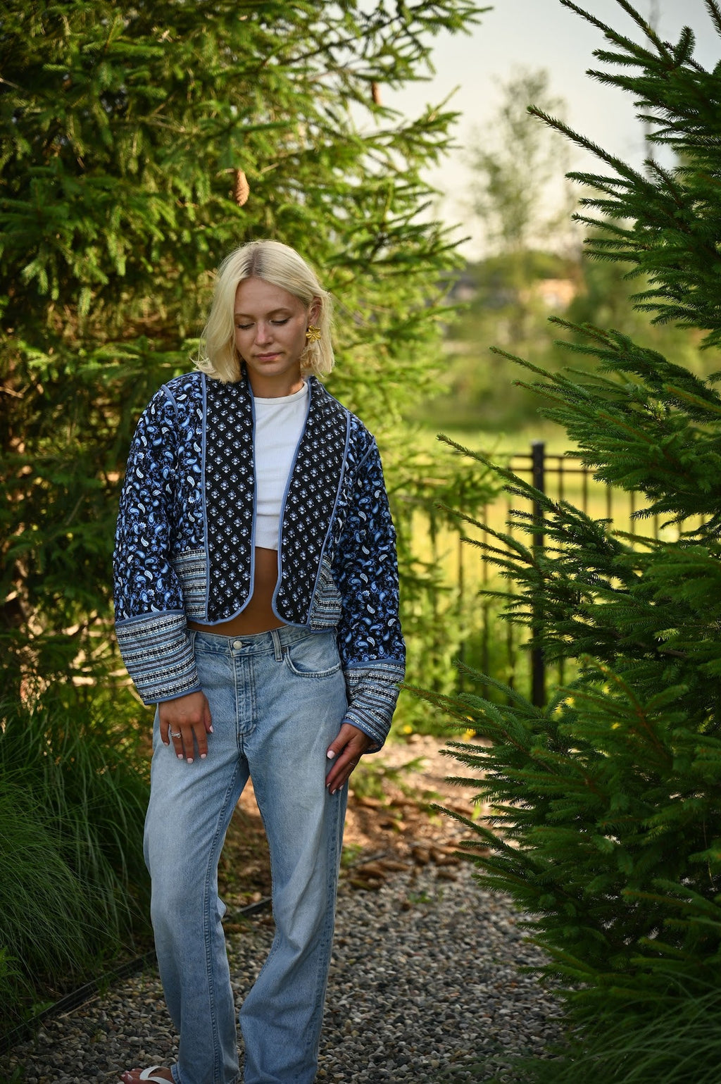 Schwarze Jacke mit Blumenmuster und Knopfdetails