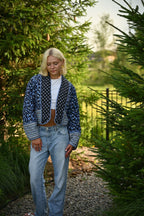 Schwarze Jacke mit Blumenmuster und Knopfdetails
