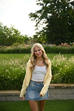 Gelbe Strickjacke