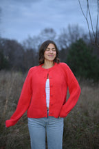 Rote Strickjacke