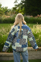 Schwarze Steppjacke mit Blumenmuster