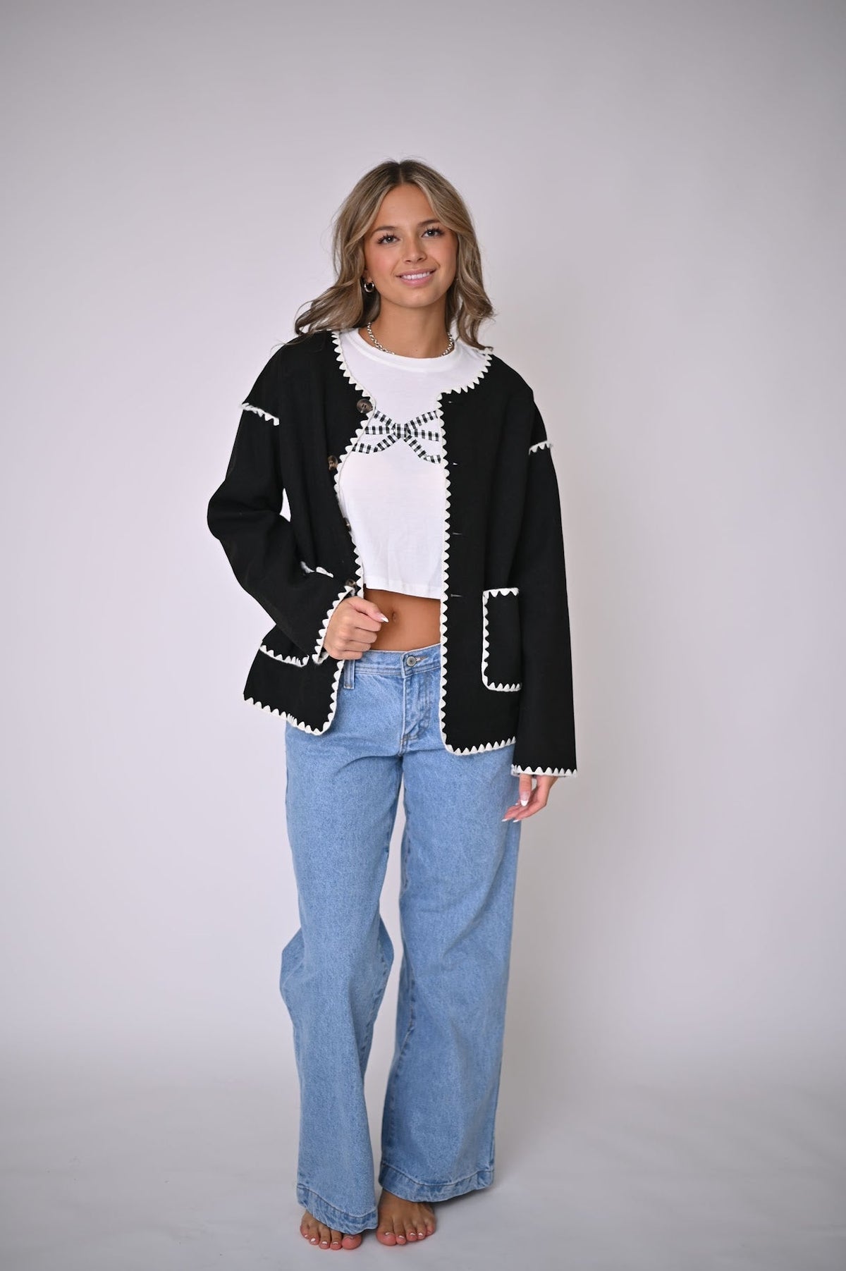 Schwarze Jacke mit floralem Muster
