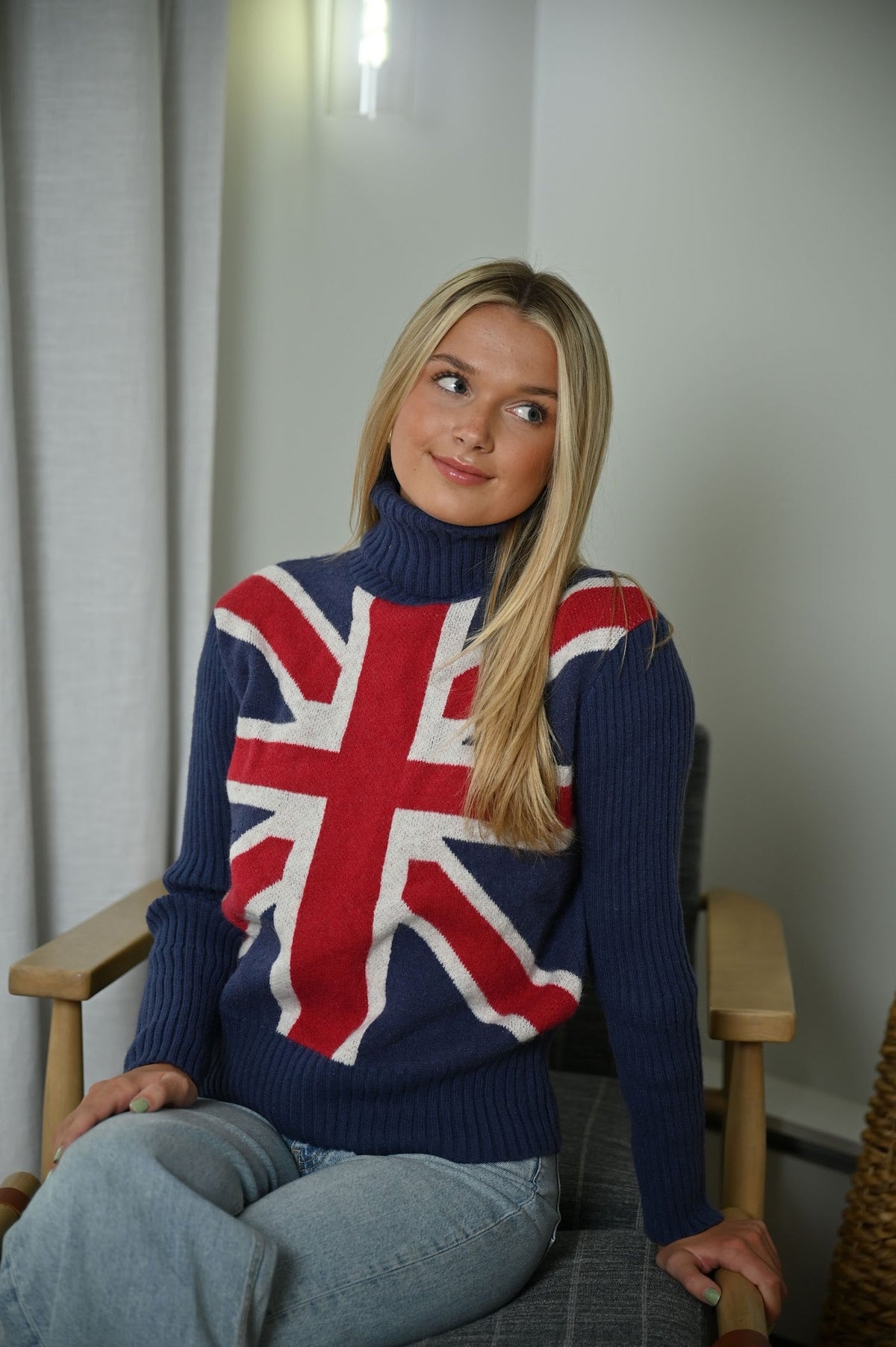 Blauer Strickpullover mit langen Ärmeln