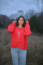 Rote Strickjacke