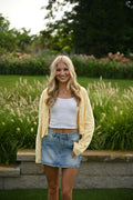 Gelbe Strickjacke