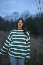 Klassischer Pullover mit Streifenmuster