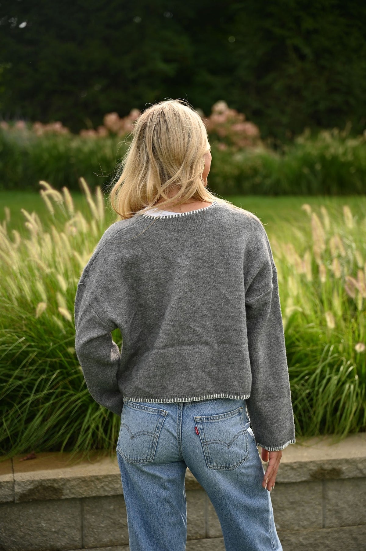 Pullover in Grau mit cleanem Design