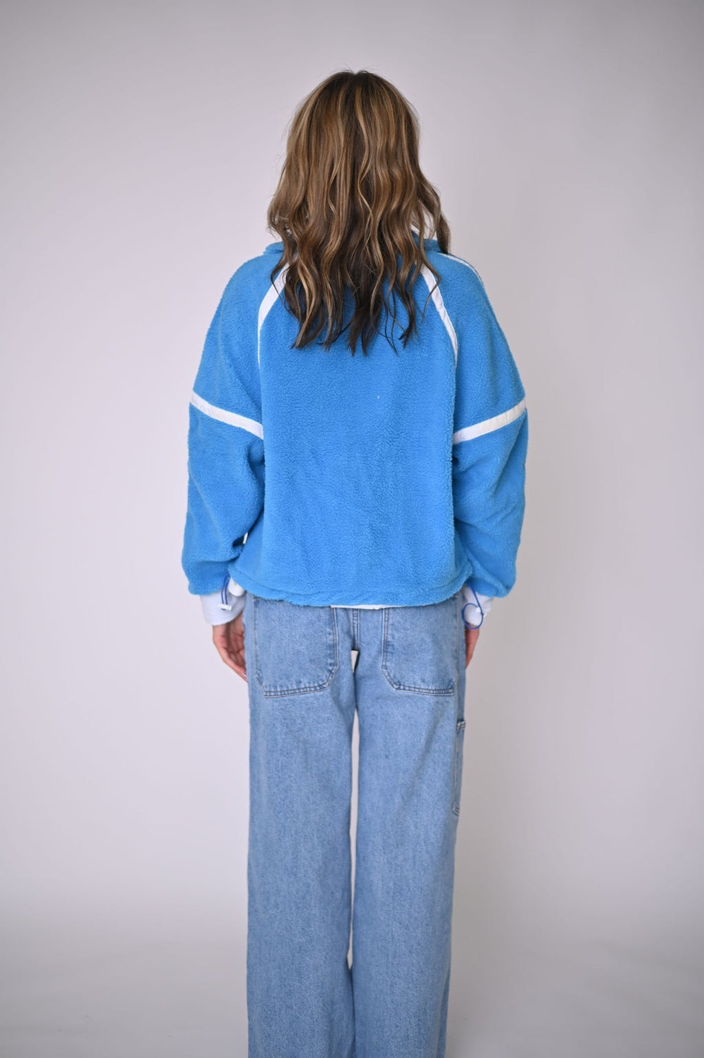 Blauer Pullover mit klassischem Schnitt