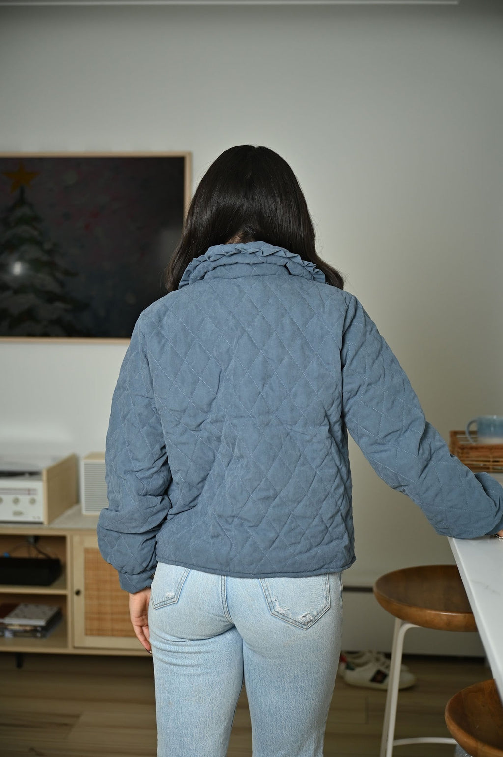 Schwarze Steppjacke mit floralem Print