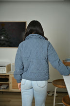 Schwarze Steppjacke mit floralem Print