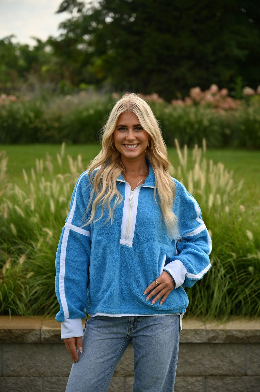 Blauer Pullover mit klassischem Schnitt