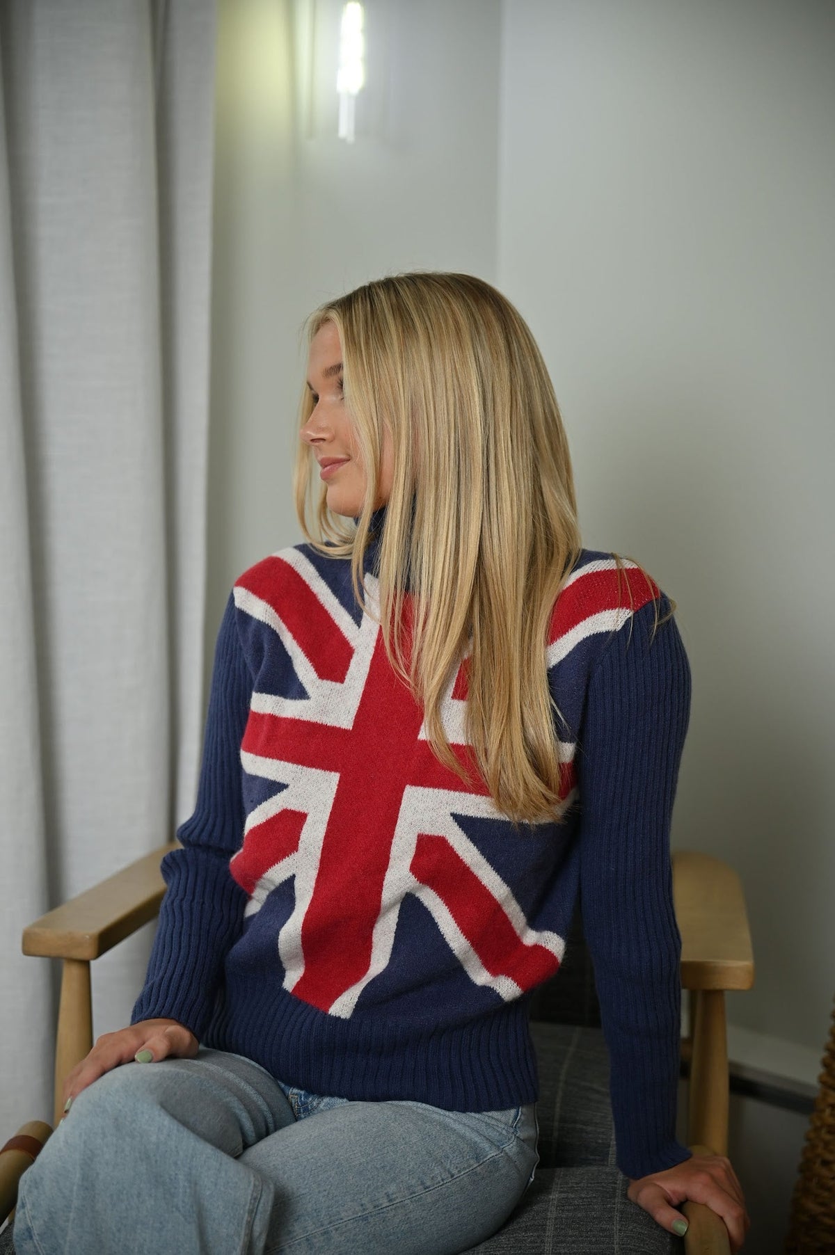 Blauer Strickpullover mit langen Ärmeln