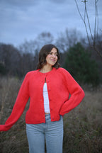 Rote Strickjacke