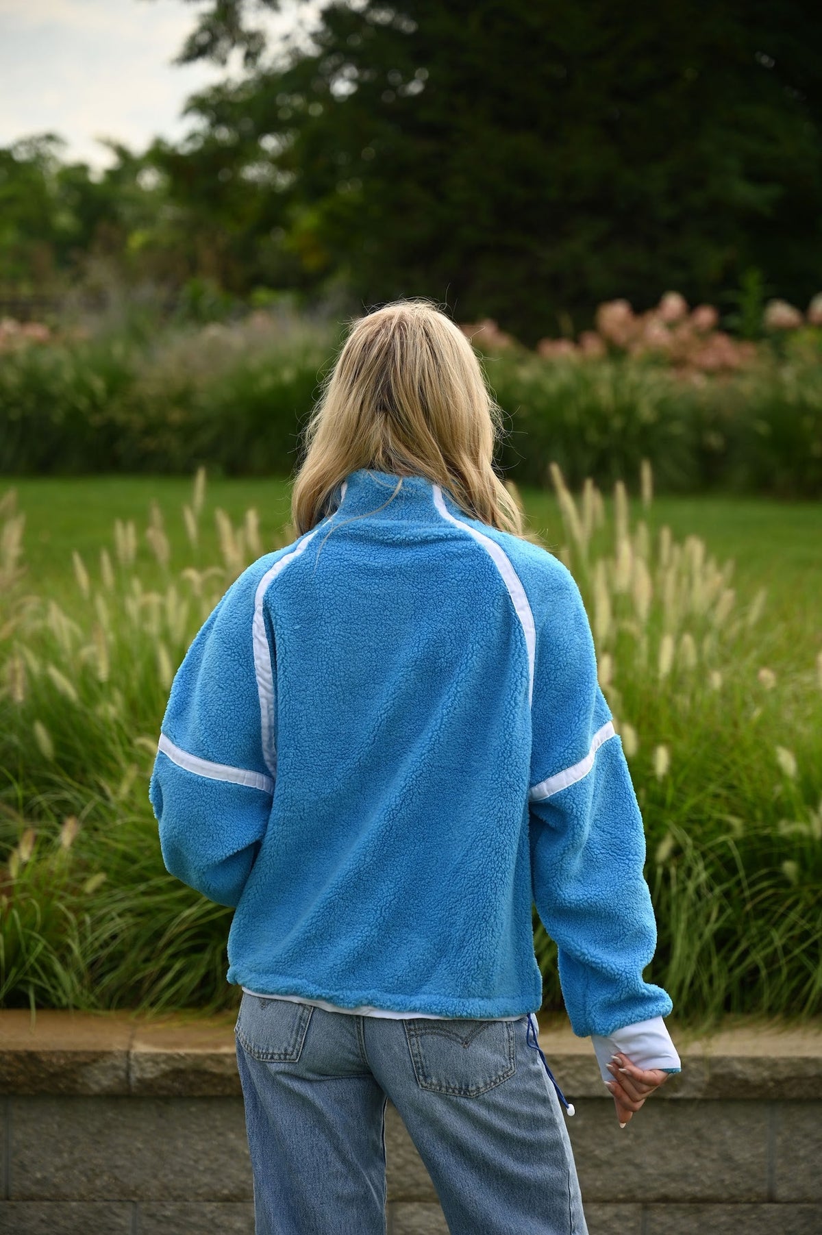 Blauer Pullover mit klassischem Schnitt