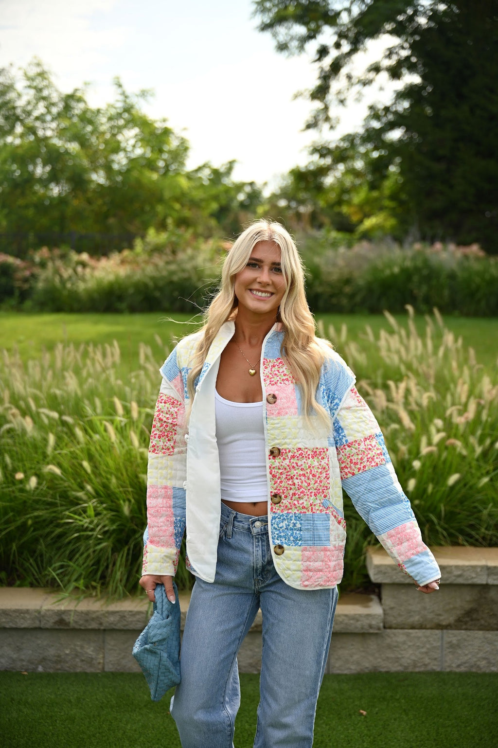 Steppjacke oder Weste mit Blumenmuster