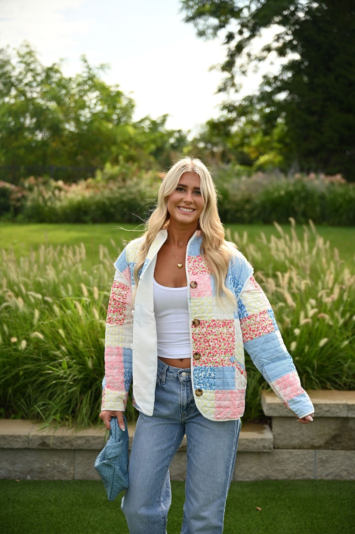 Steppjacke oder Weste mit Blumenmuster