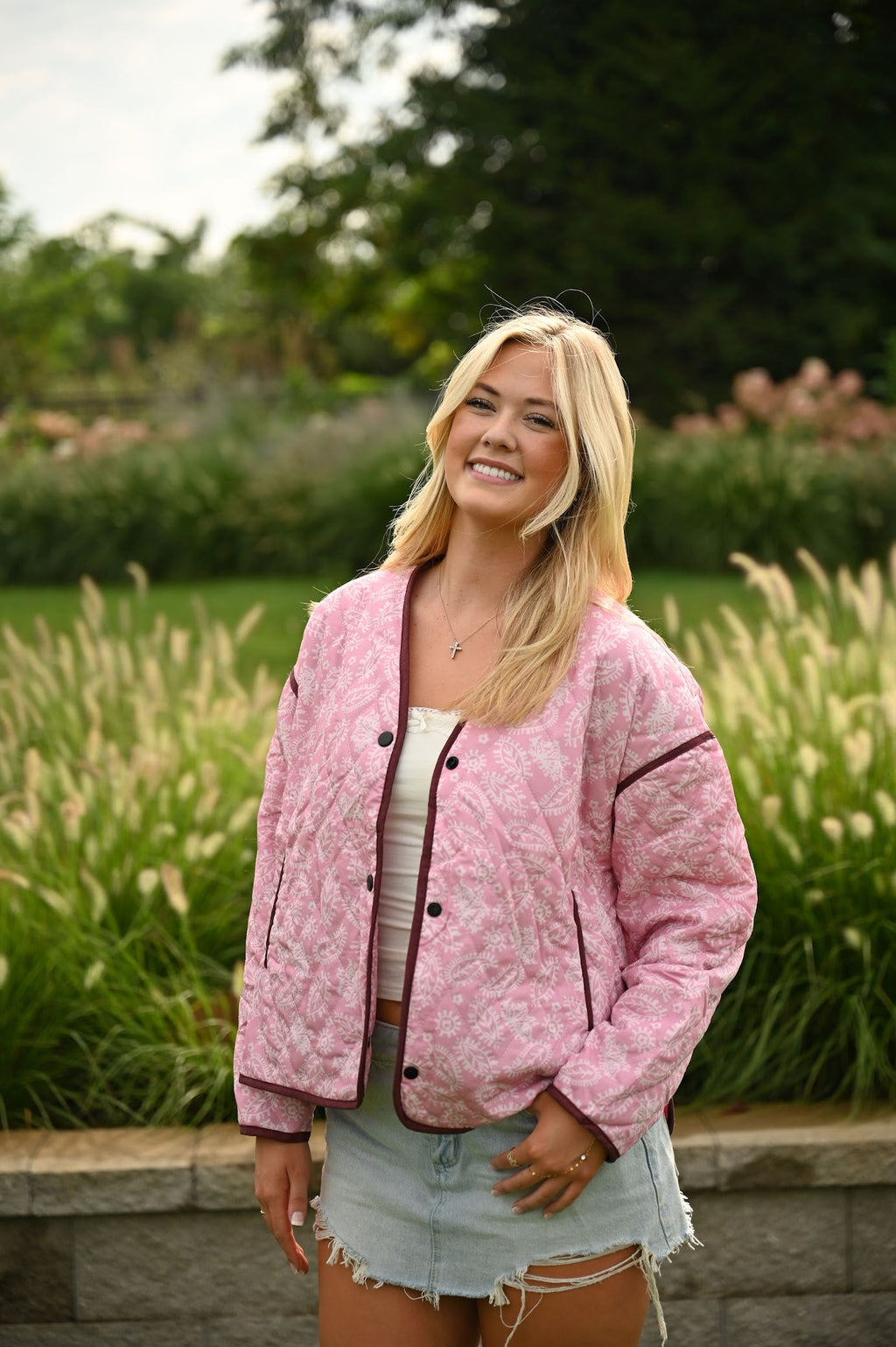 Rosa Steppjacke mit Paisleymuster