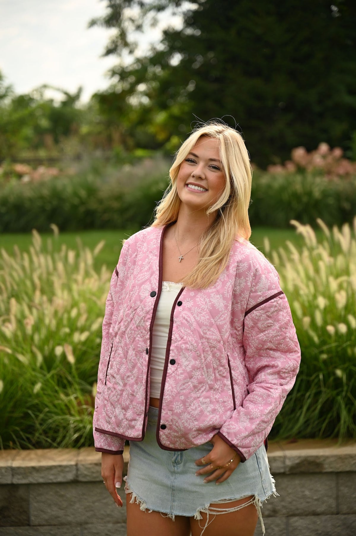 Rosa Steppjacke mit Paisleymuster